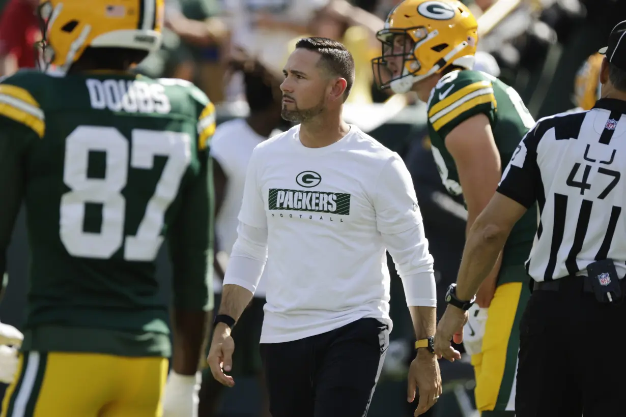 Warm day at Lambeau Field puts heat on Packers' O-linemen and causes one to vomit on football