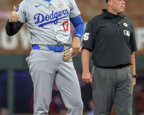 Betts has tiebreaking RBI single in seven-run 9th inning as Dodgers beat Braves 9-2