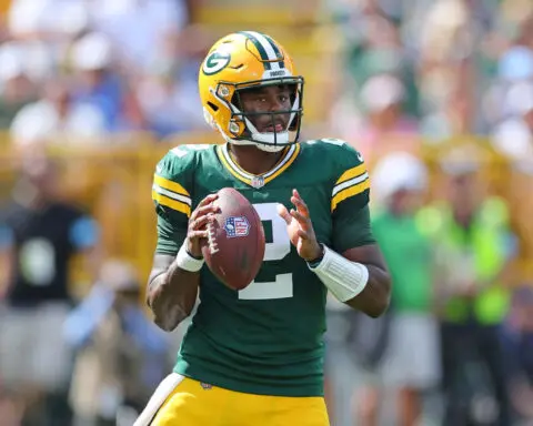 Green Bay Packers QB Malik Willis opts not to throw on key down after center throws up on the ball