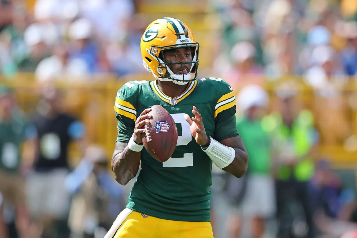 Green Bay Packers QB Malik Willis opts not to throw on key down after center throws up on the ball