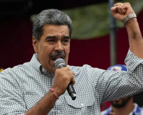 Venezuelan opposition calls on US to cancel oil company licenses to pressure Maduro