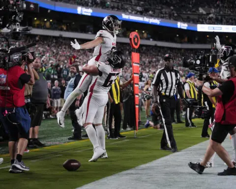 Cousins caps winning drive with TD pass to London as Falcons rally past Eagles 22-21