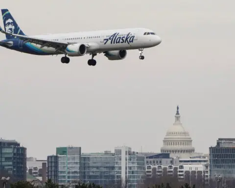 Alaska Airlines, Hawaiian can close merger deal, DOT says