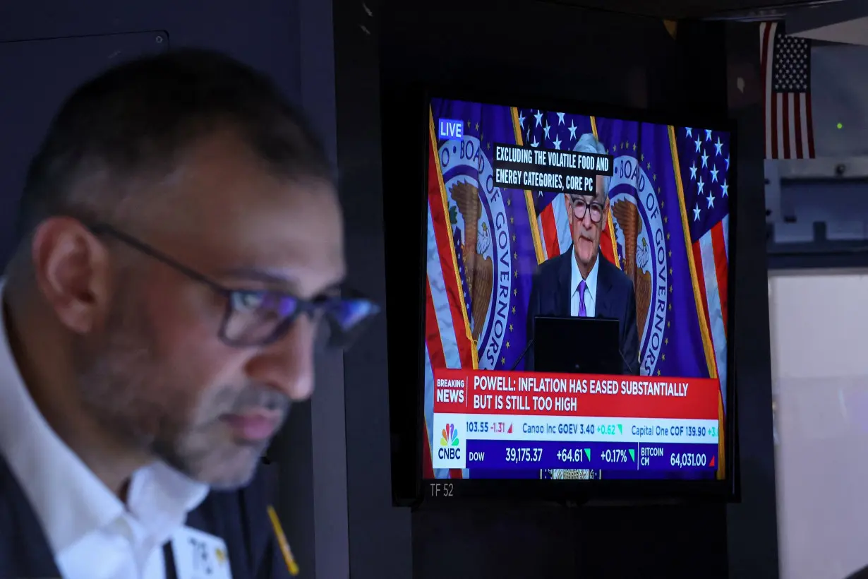 Traders reacts to Fed rate announcement on the floor of the NYSE in New York