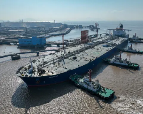 Oil ends more than 1% higher on US rate cut, declining crude stockpiles