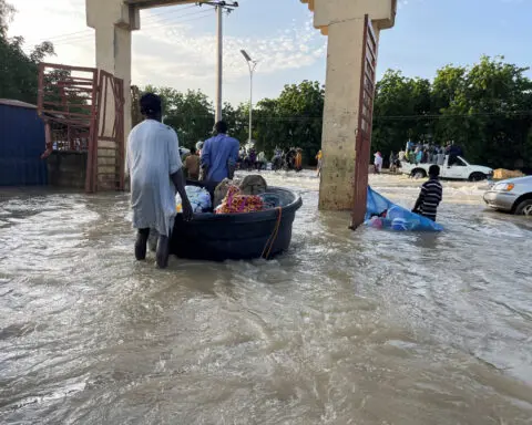 Nigeria's flood-hit residents lament expensive canoe rides