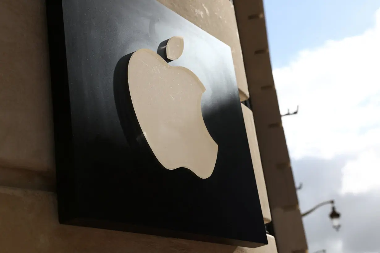 Apple logo at an Apple store in Lille