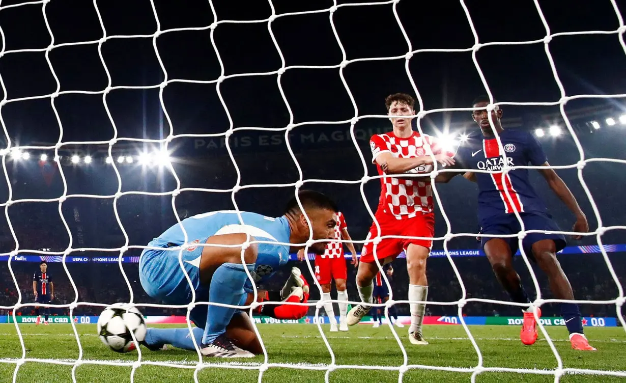 Paulo Gazzaniga lets a shot through his legs against PSG.