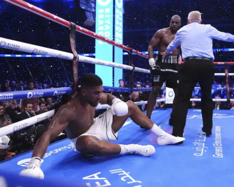 Dubois beats up Joshua to retain IBF heavyweight title with brutal 5th-round knockout