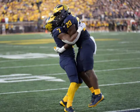 Mullings' 2nd TD with 37 seconds left lifts No. 18 Michigan to 27-24 win over No. 11 USC