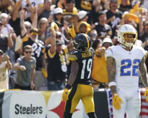 Justin Fields shines as the Steelers move to 3-0 with a 20-10 win over the Chargers