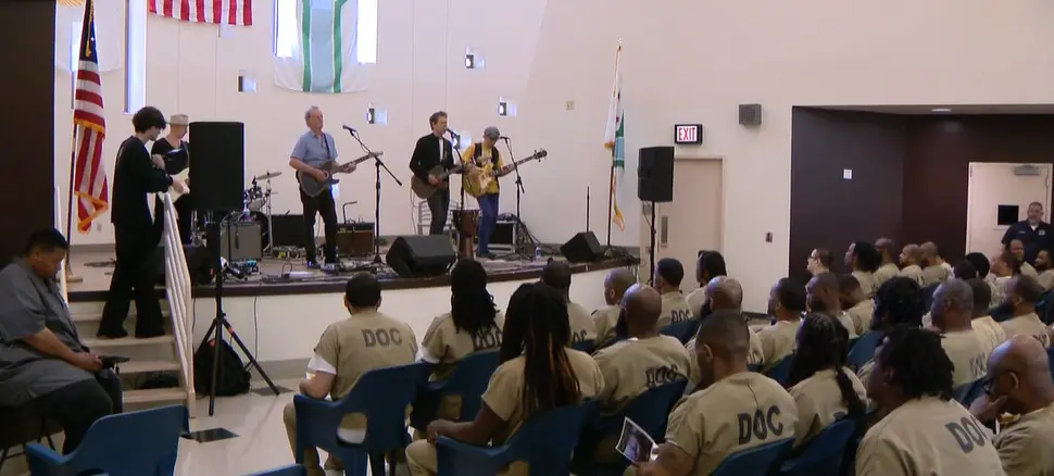 Kevin Bacon performs for inmates at jail in Chicago