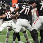 Mahomes throws 2 touchdown passes and the Chiefs' defense preserves a 22-17 win over the Falcons