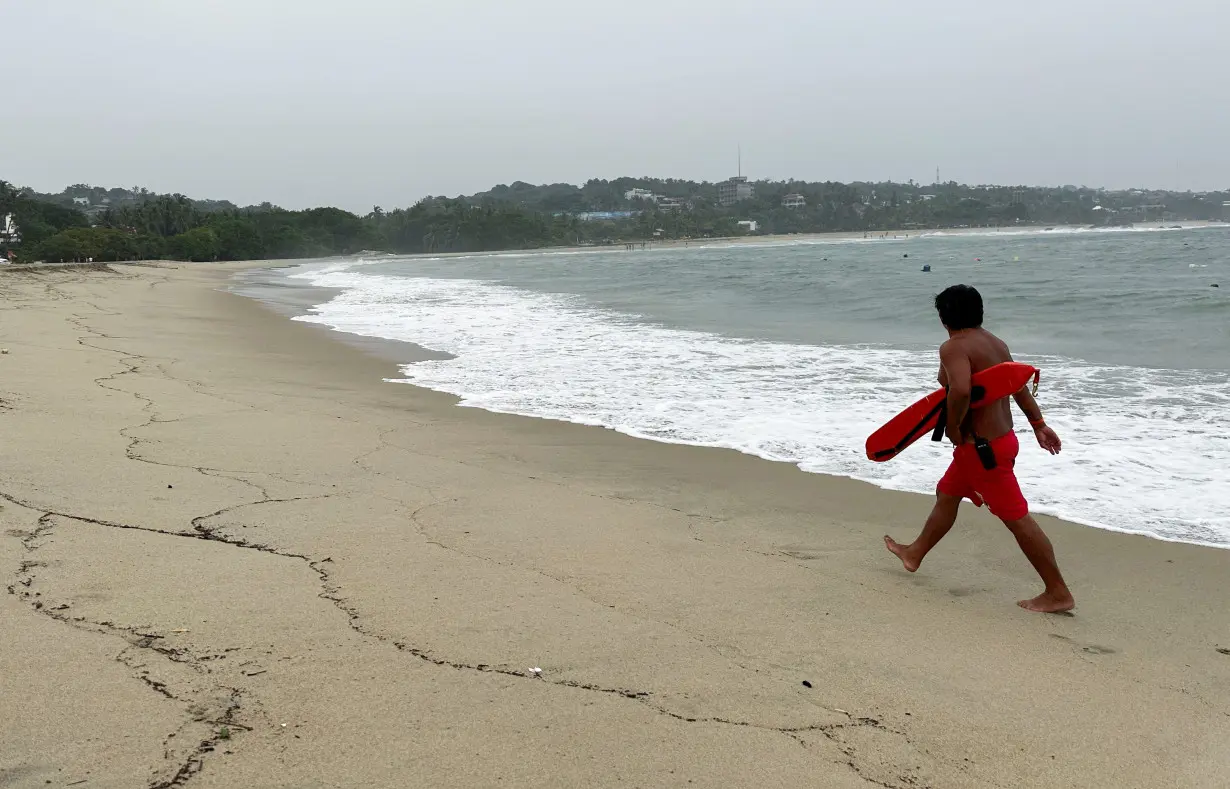 Preparations for Storm John, in Puerto Escondido