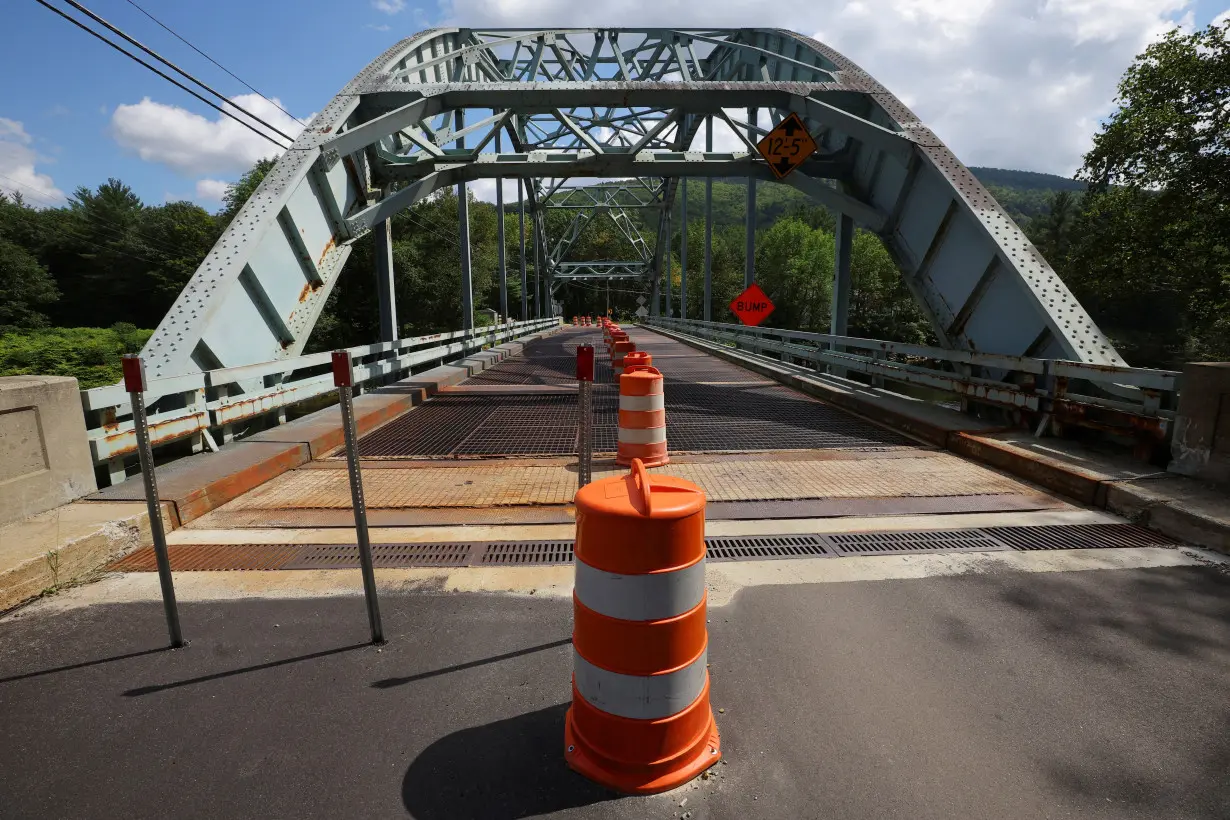 A road and bridge are shown in Woodstock, New Hampshire