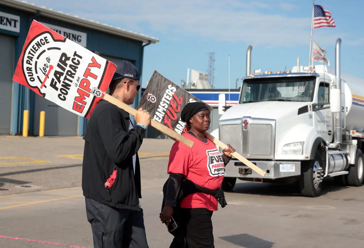 FILE PHOTO: Workers on strike at Marathon Petroleum's (MPC.N) Detroit refinery walk the picket line in Detroit