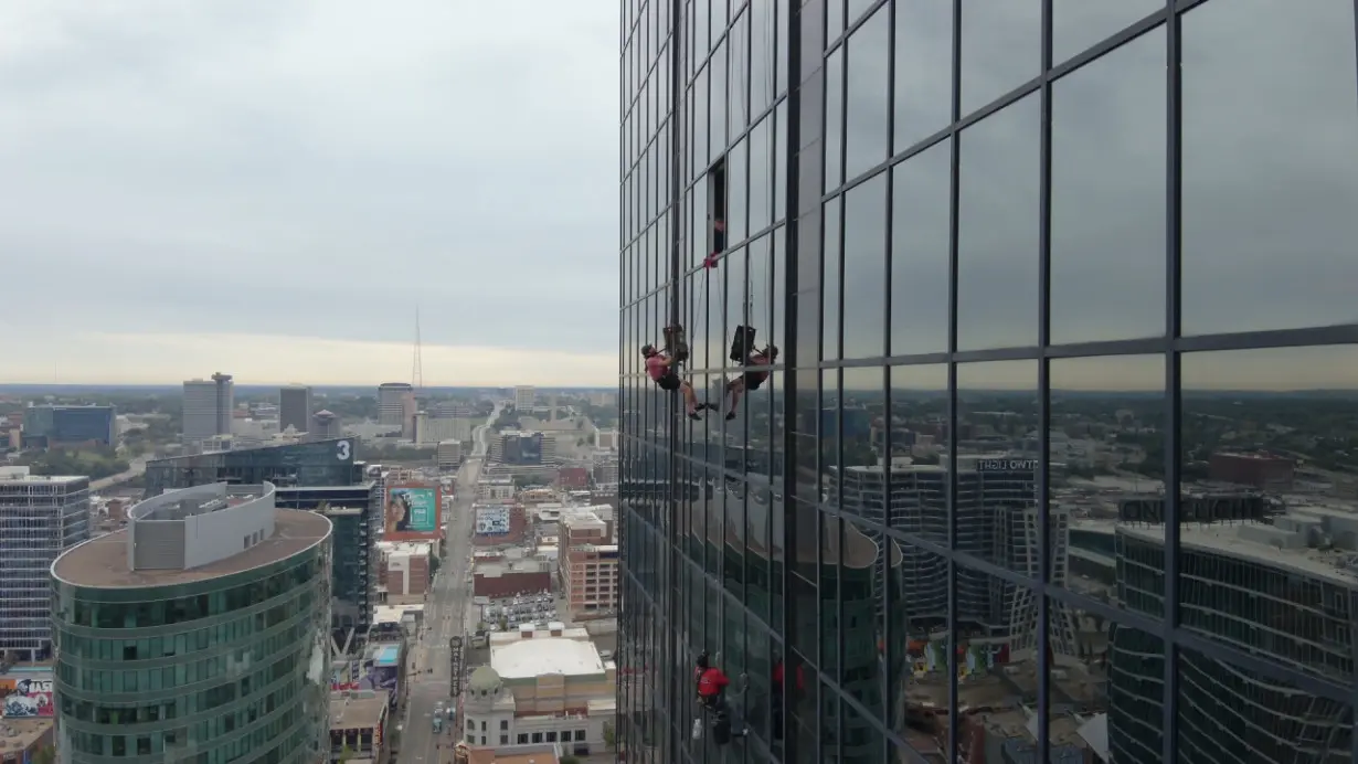 KCFD rescues window washer near 12th, Baltimore