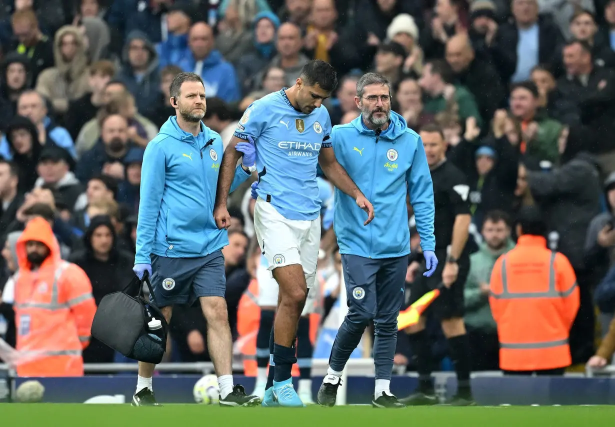 Rodri limps off the pitch following the injury in the 21st minute.