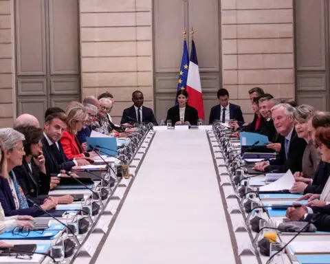 Stepping into budget crisis, French ministers pledge spending cuts