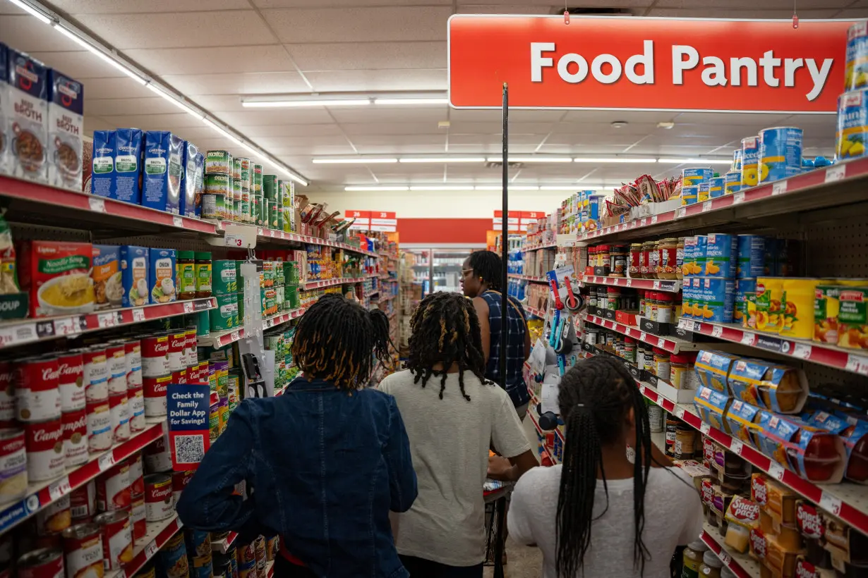 U.S. food retailer Family Dollar closes 1,000 stores