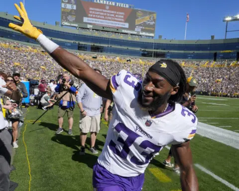 Sam Darnold and undefeated Vikings dominate first half and hang on to beat Packers 31-29