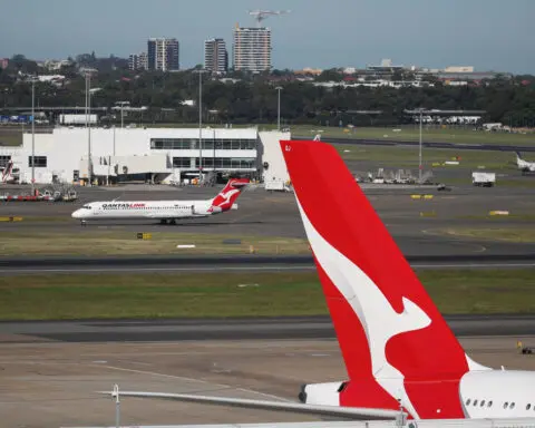 Australian pilots union rejects Qantas Airways' wage proposal