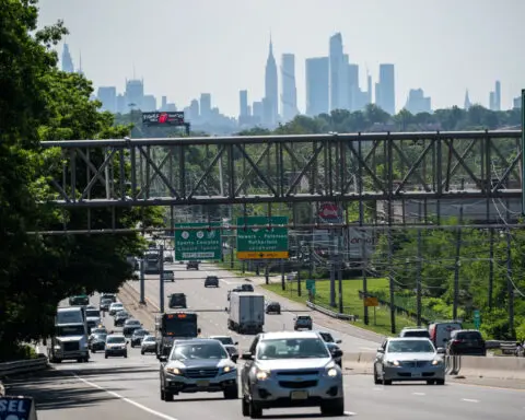 US new vehicle sales fall in Q3 on fewer selling days, inflationary headwinds