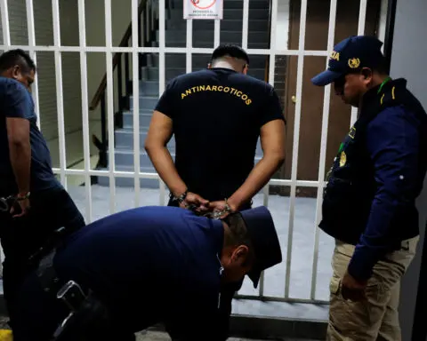 Guatemala arrests police officers implicated in migrant smuggling ring