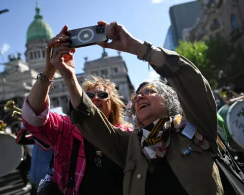 Argentina budget cuts spark student protests