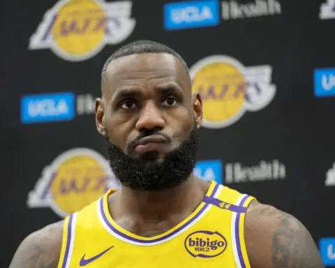 LeBron James, Anthony Davis will play in Lakers' first preseason games in Palm Springs, Redick says