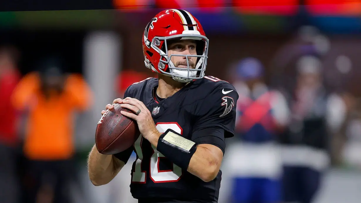 Atlanta Falcons quarterback Kirk Cousins looks to throw a pass against the Tampa Bay Buccaneers at Mercedes-Benz Stadium.