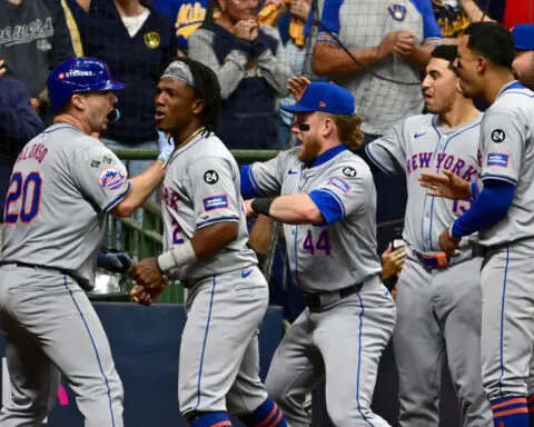 Pete Alonso’s dramatic ninth-inning home run sees New York Mets down Milwaukee Brewers and advance to NLDS