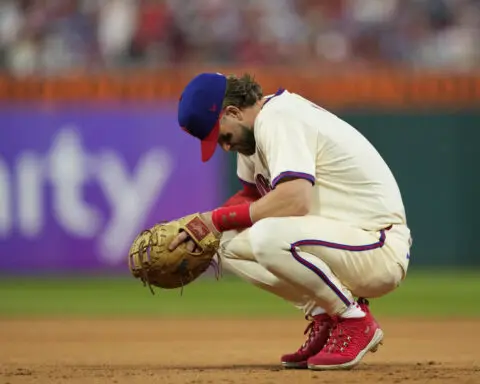 Mets use another October rally to score 5 runs in 8th and top Phillies 6-2 in Game 1 of NLDS