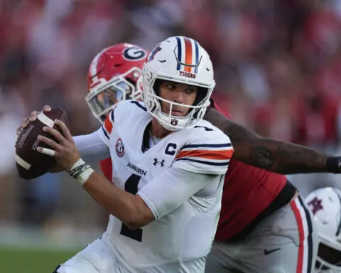 No. 5 Georgia bounces back from loss at Alabama, makes it 8 in a row over Auburn 31-13