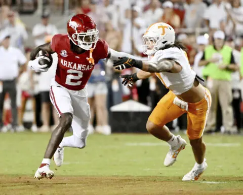 Singleton scores late TD as Arkansas beats No. 4 Tennessee 19-14