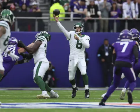 Jets' Aaron Rodgers becomes the 9th NFL player to throw for 60,000 yards