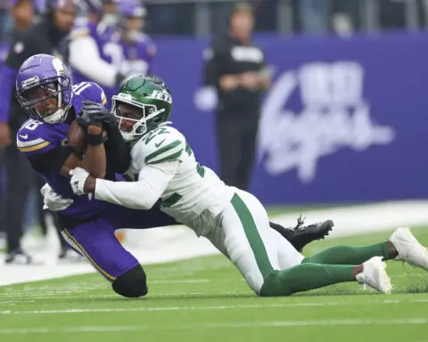 Vikings hold off Rodgers and the Jets for 23-17 win in London to improve to 5-0