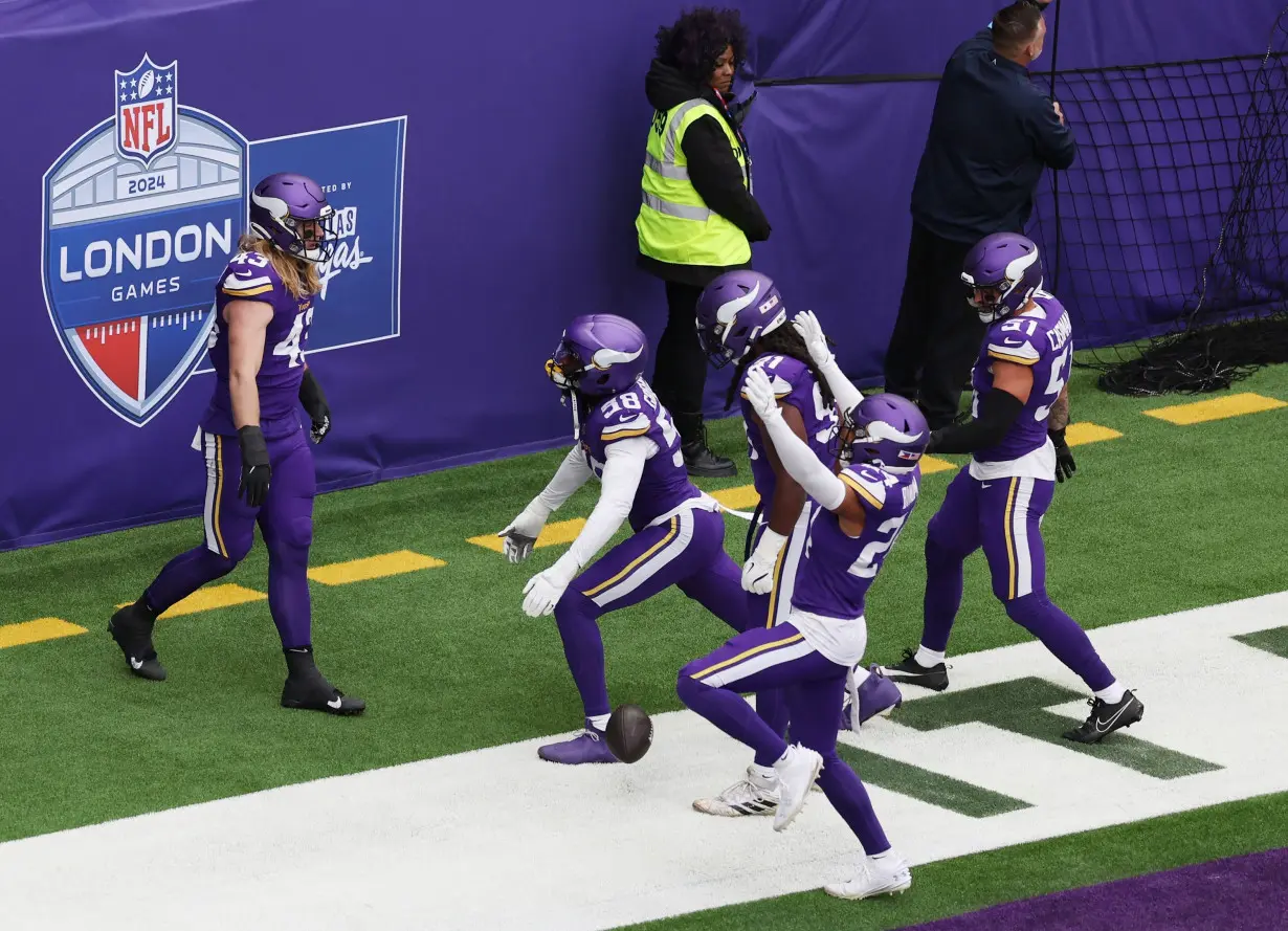 Minnesota Vikings players celebrate Andrew Van Ginkel's (far left) interception touchdown against the New York Jets.