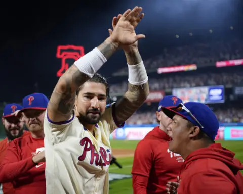 Castellanos wins Game 2 for Phillies with 9th-inning single, top Mets 7-6