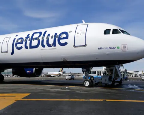 Cold crepes and frittatas: JetBlue drops hot meals for economy passengers