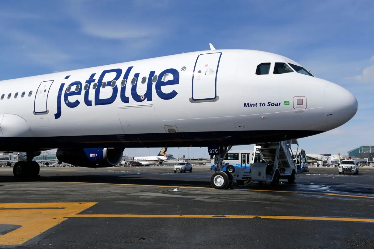 Cold crepes and frittatas: JetBlue drops hot meals for economy passengers