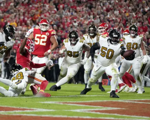 Patrick Mahomes throws for 331 yards, Derek Carr hurt as Chiefs shut down Saints for 26-13 victory