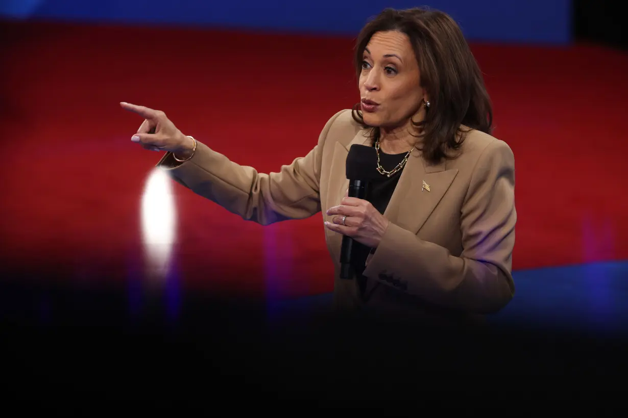 Fact check: Univision debunks false right-wing claim that Harris used a teleprompter at town hall