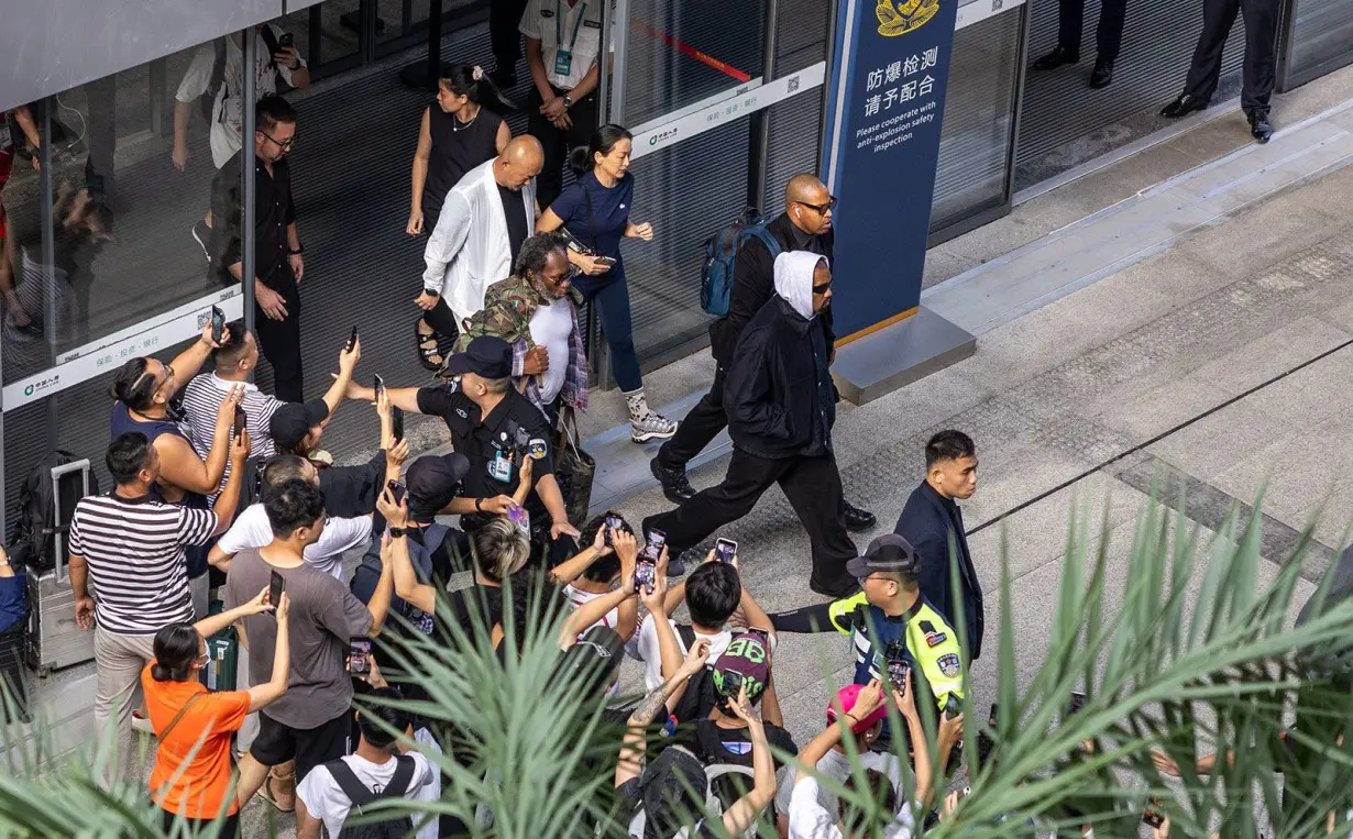 Fans take photos of Kanye West on September 27 in Haikou.