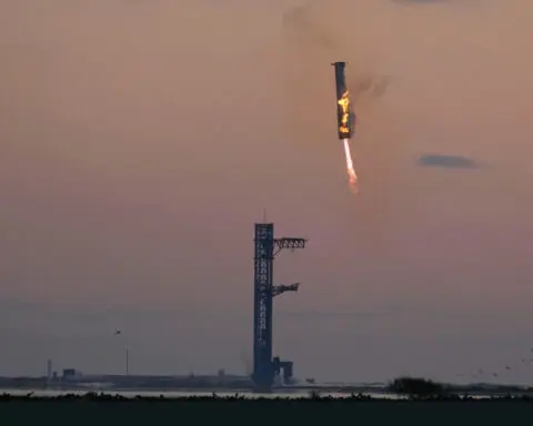 Watch SpaceX Starship takeoff and land in ambitious test