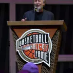 Billy Crystal and Spike Lee take their places at the Hall of Fame as basketball superfans