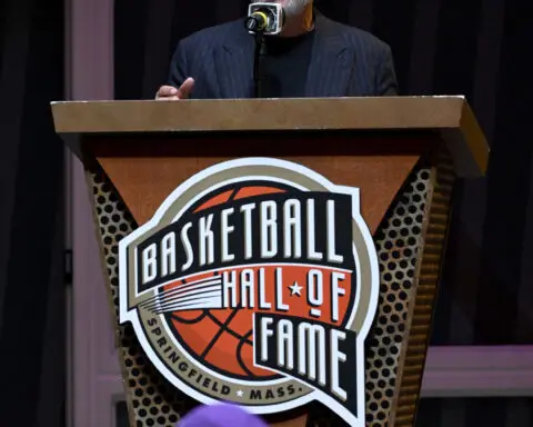 Billy Crystal and Spike Lee take their places at the Hall of Fame as basketball superfans