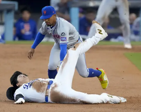 Dodgers tie postseason mark of 33 straight scoreless innings, top Mets 9-0 in NLCS opener