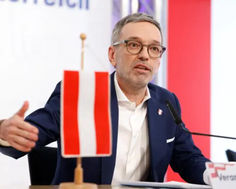 Austrian far-right leader criticises president over coalition talks