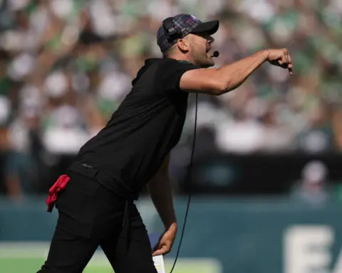 Eagles coach Nick Sirianni apologizes for his behavior toward fans at the Linc